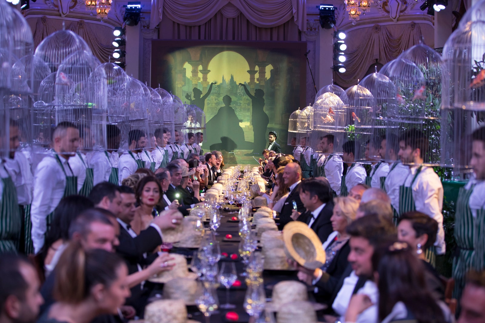 Сюрреалистический ужин в Casino de MonteCarlo фото Изабель Юппер Катрин Денев и других