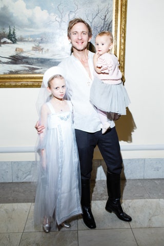 Чарльз Томпсон с дочерьми Натальей и Анной.