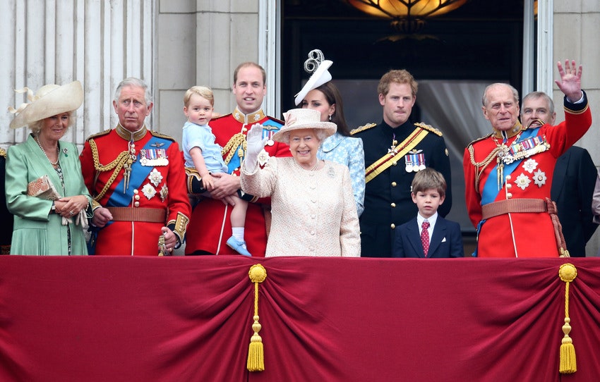Камилла ПаркерБоулз принц Чарльз принцы Уильям и Джордж Кейт Миддлтон Елизавета II принц Гарри и принц Филипп
