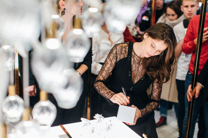 Фото Летиции Касты в платье Nina Ricci на открытии парфюмерного popup корнера в ЦУМе