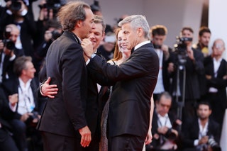 Джордж Клуни заботливо поправляет бабочку Александру Десплату.