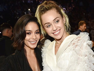 Ванесса Хадженс и Майли Сайрус на церемонии Billboard Music Awards