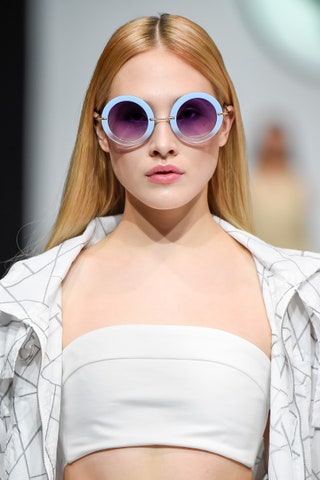 Солнцезащитные очки с округлыми оправамидеграде.