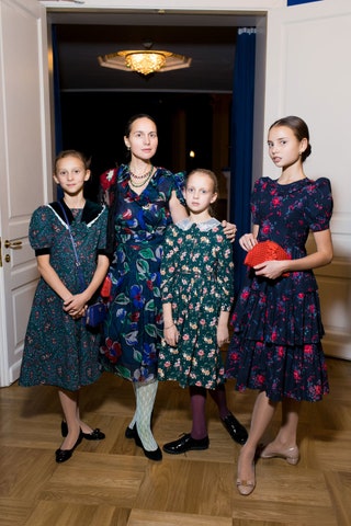 Ольга Томпсон с дочерьми Анастасией Анной и Марией.