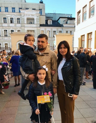 Баста с дочерьми Марией Василисой и женой Еленой.