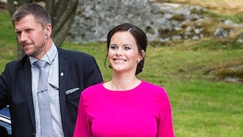 Беременная принцесса Швеции София в яркорозовом платье