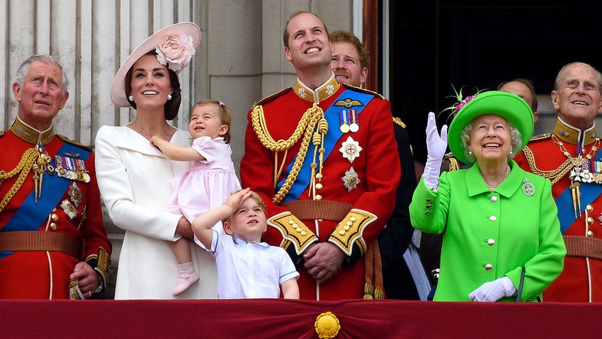 Принц Чарльз герцогиня Кэтрин с принцессой Шарлоттой принцы Уильям и Гарри Елизавета II принц Филипп