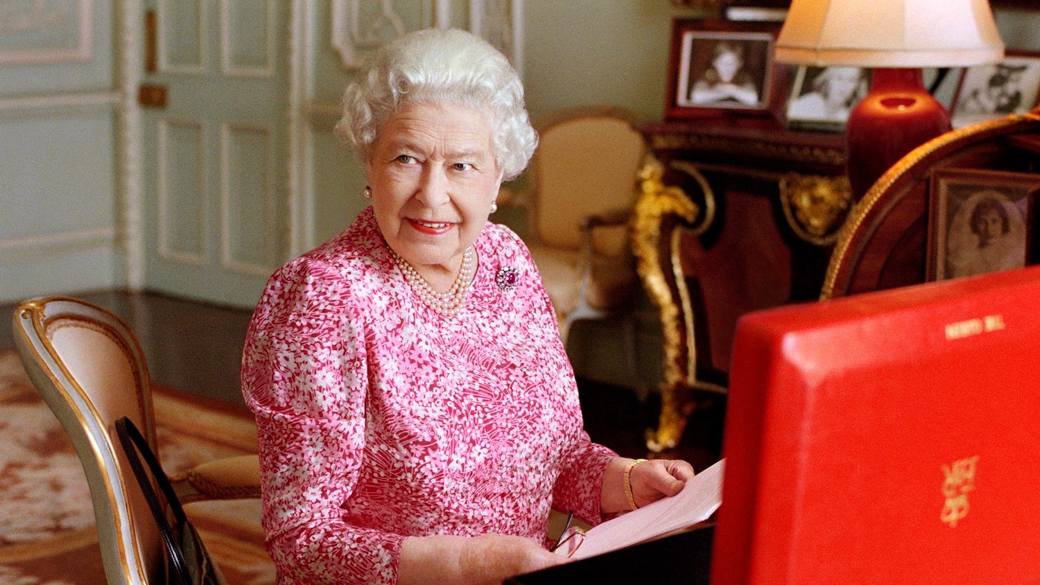 Офшоры Елизаветы II британская королева вложила 13 миллионов на Багамы и Каймановы острова