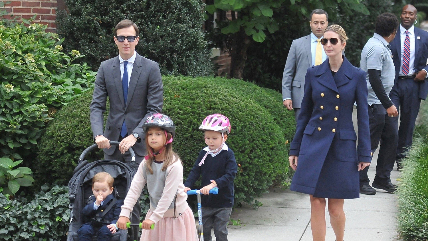 Иванка Трамп и Джаред Кушнер фото прогулки с детьми в НьюЙорке