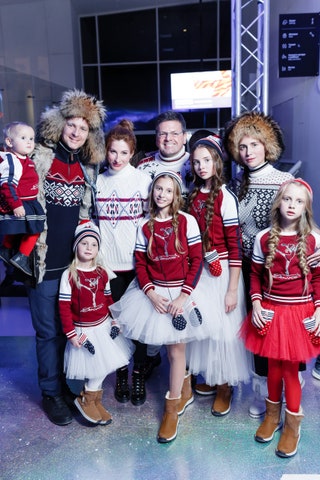 Ольга и Константин Андрикопулос и семья Томпсон.