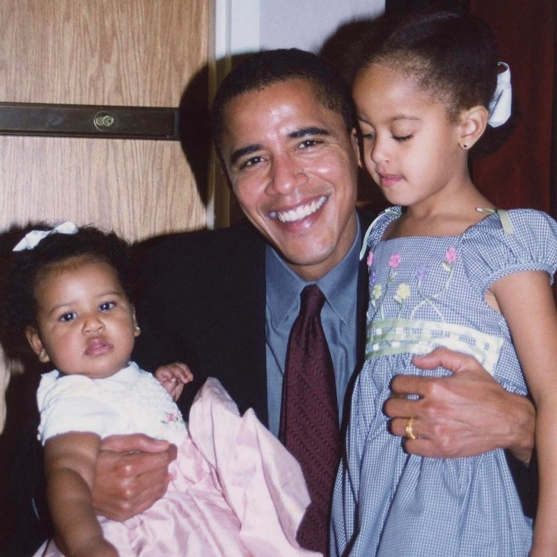Фото из инстаграма Мишель Обамы. Барак Обама с дочерьми Сашей и Малией