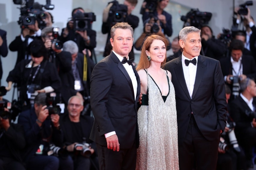 Мэтт Дэймон Джулианна Мур и Джордж Клуни на премьере фильма «Субурбикон»