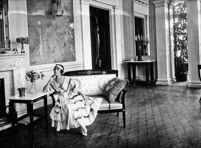 Балерина Ма­тильда Кшесинская в своем особняке в Пет­рограде