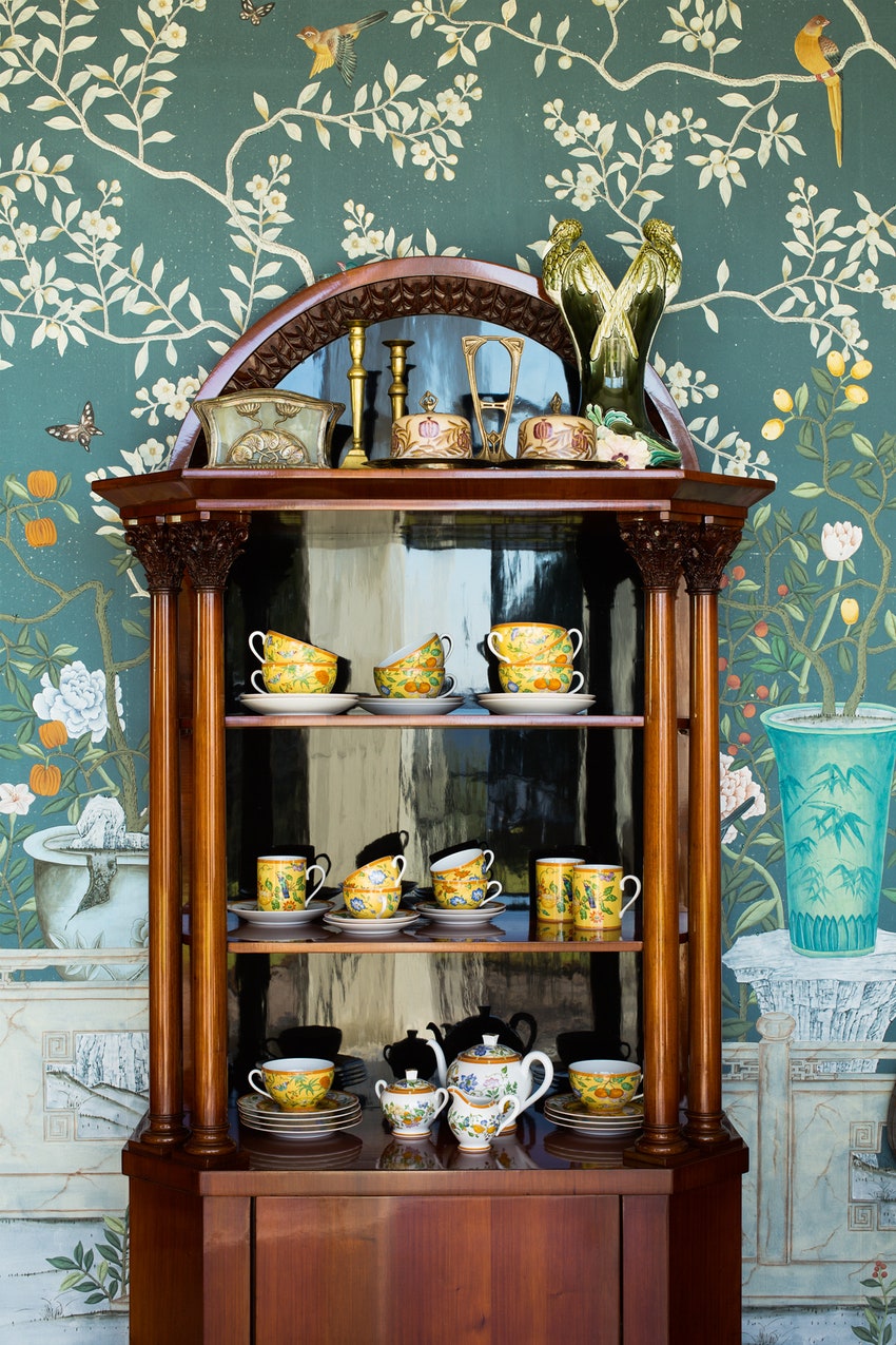 Глядя на фарфор Hermès на фоне идиллических обоев de Gournay в стиле шинуазри невозможно представить себе сколько этому...