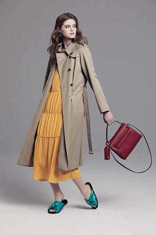 Тренч Sonia Rykiel платье и сандалии Maje сумка Valentino серьги Marni.