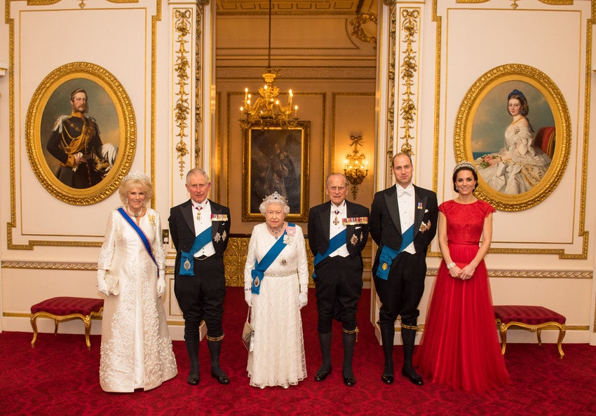 Герцогиня Камилла принц Чарльз Елизавета II принцы Филипп и Уильям и герцогиня Кейт