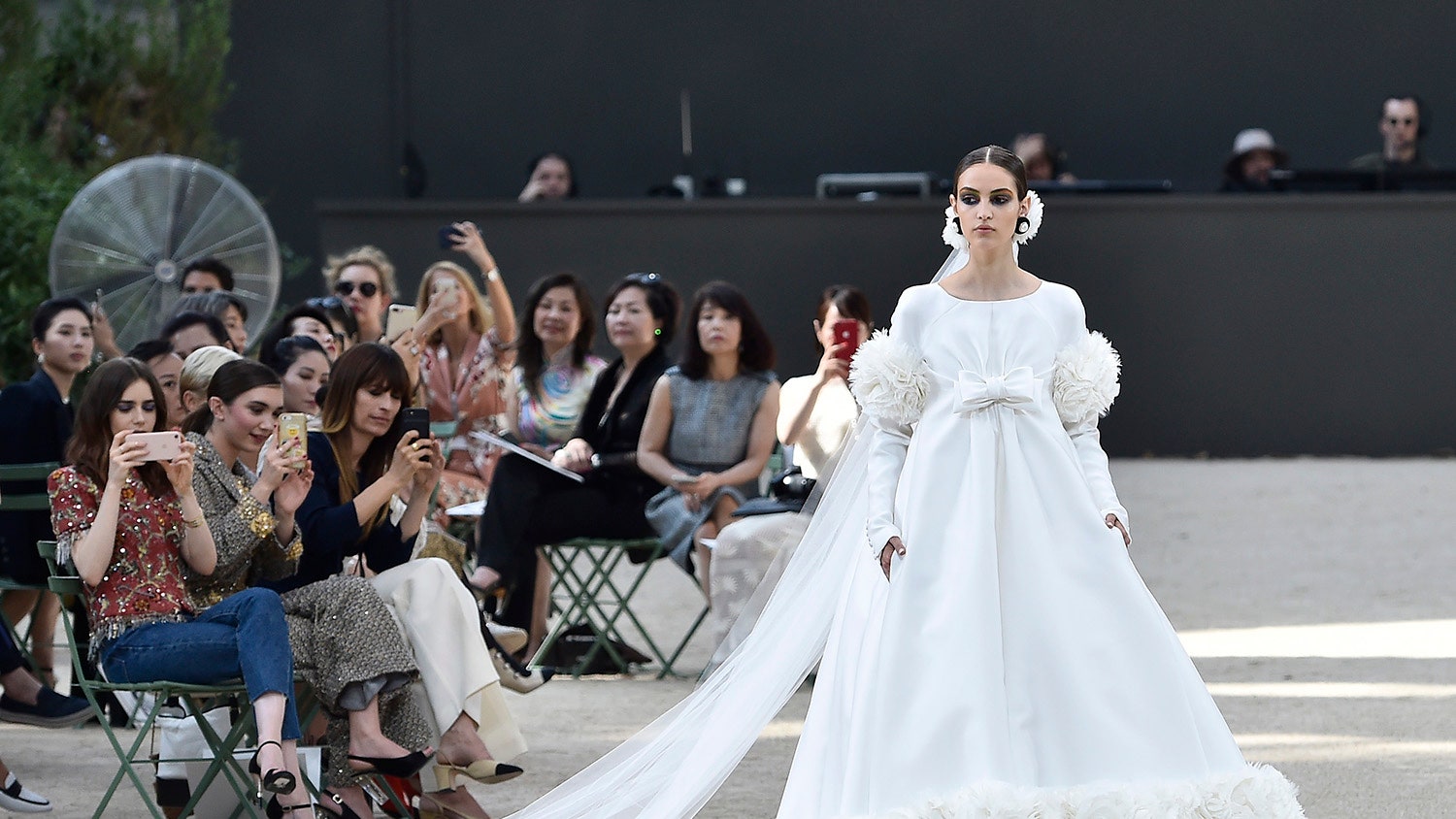 Показ Chanel Couture осеньзима 20172018 модели на подиуме и гости модного шоу