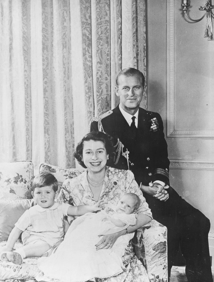 Принц Филипп королева Елизавета II с детьми принцессой Анной и принцем Чарльзом