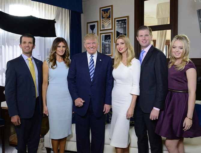 Дональд Трамп с женой Меланьей сыновьями Бэрроном Эриком и Дональдоммладшим а также дочерьми Тиффани и Иванкой