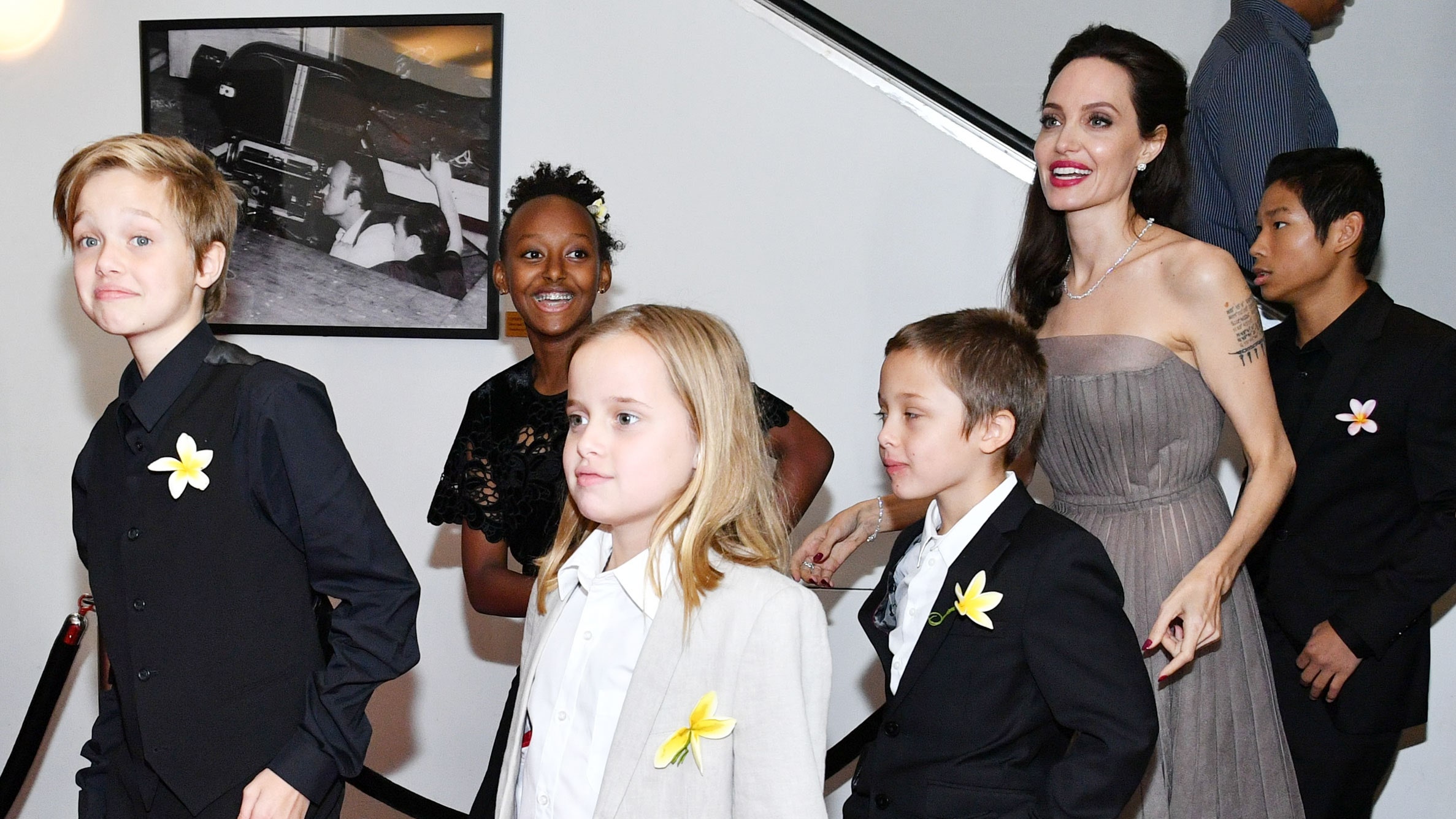 Фото Анджелины Джоли с детьми на премьере фильма «Сначала они убили моего отца»