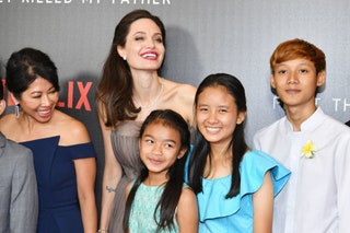 Лун Ун Анджелина Джоли и дети — Пакс Захара и Нокс.