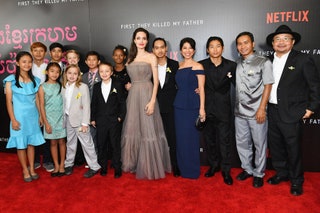 Анджелина со съемочной группой фильма и своими детьми. Все с франжипани.