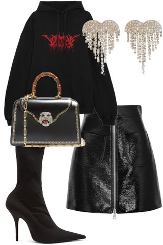 Свитшот Vetements сумка Gucci ботильоны Balenciaga серьги Saint Laurent и юбка Sara Bataglia.