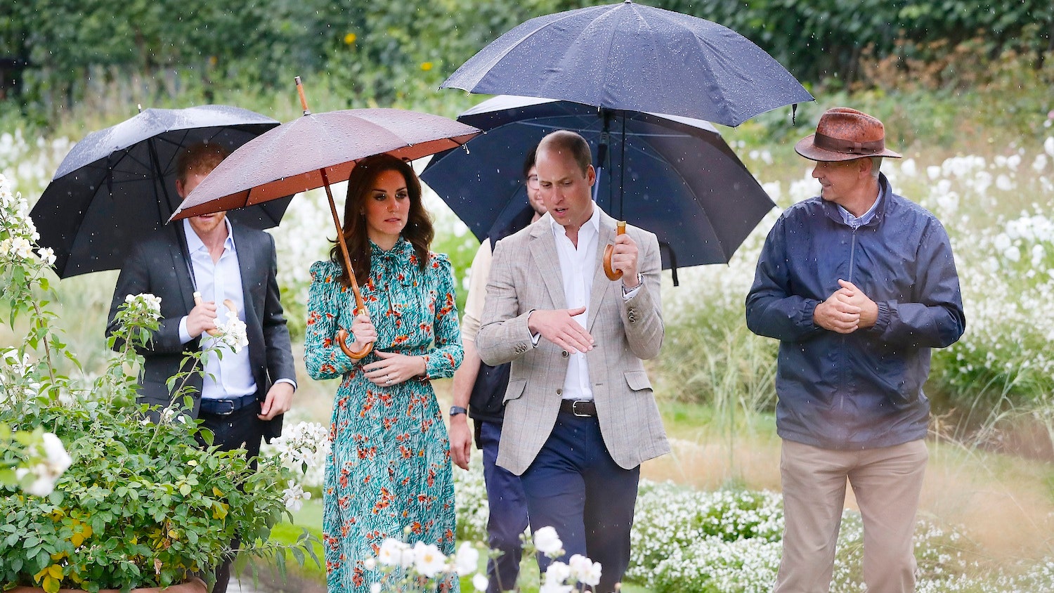 Кейт Уильям и Гарри в Белом саду памяти принцессы Дианы накануне 20й годовщины со дня смерти