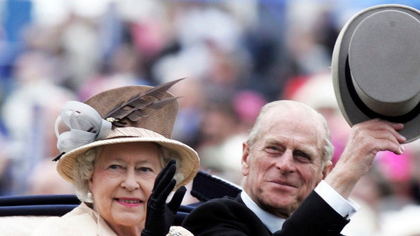 Принц Филипп уходит на пенсию королеву Елизавету II будет сопровождать темнокожий конюший