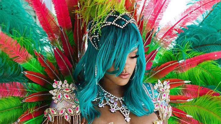Рианна на карнавале Crop Over фото певицы в наряде из цветных перьев