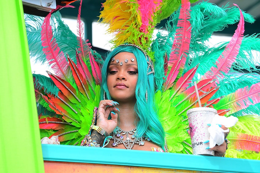 Рианна на карнавале Crop Over фото певицы в наряде из цветных перьев