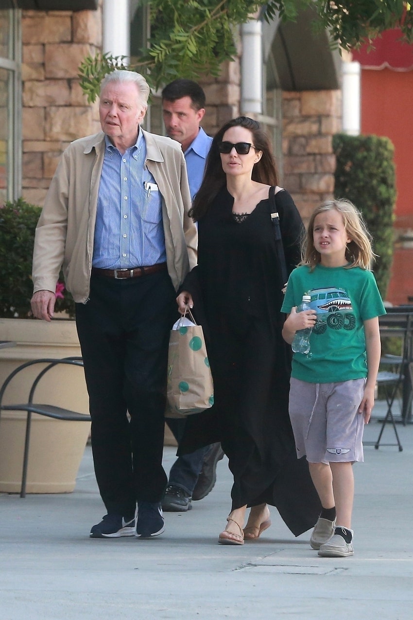 Анджелина Джоли с отцом Джоном Войтом и дочерью Вивиан