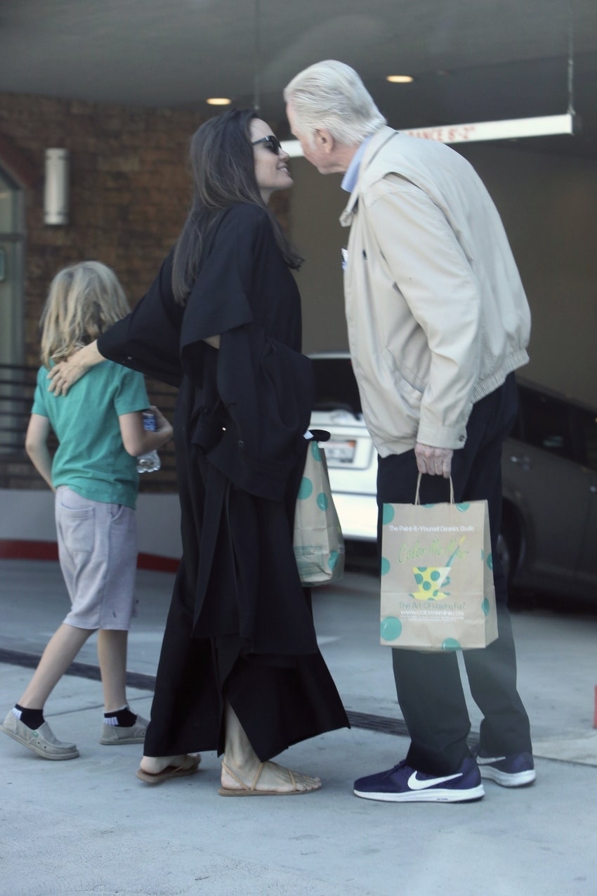 Анджелина Джоли с отцом Джоном Войтом и дочерью Вивиан на прогулке в ЛосАнджелесе