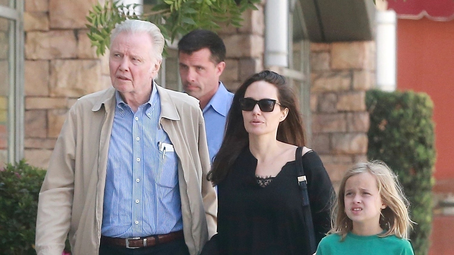 Анджелина Джоли с отцом Джоном Войтом и дочерью Вивиан на прогулке в ЛосАнджелесе