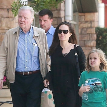 Анджелина Джоли с отцом и дочерью на прогулке в Лос-Анджелесе