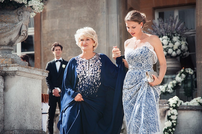 Мама жениха Людмила ван дер Зваан в Oscar de la Renta и мама невесты Анжелика Хан в Dior