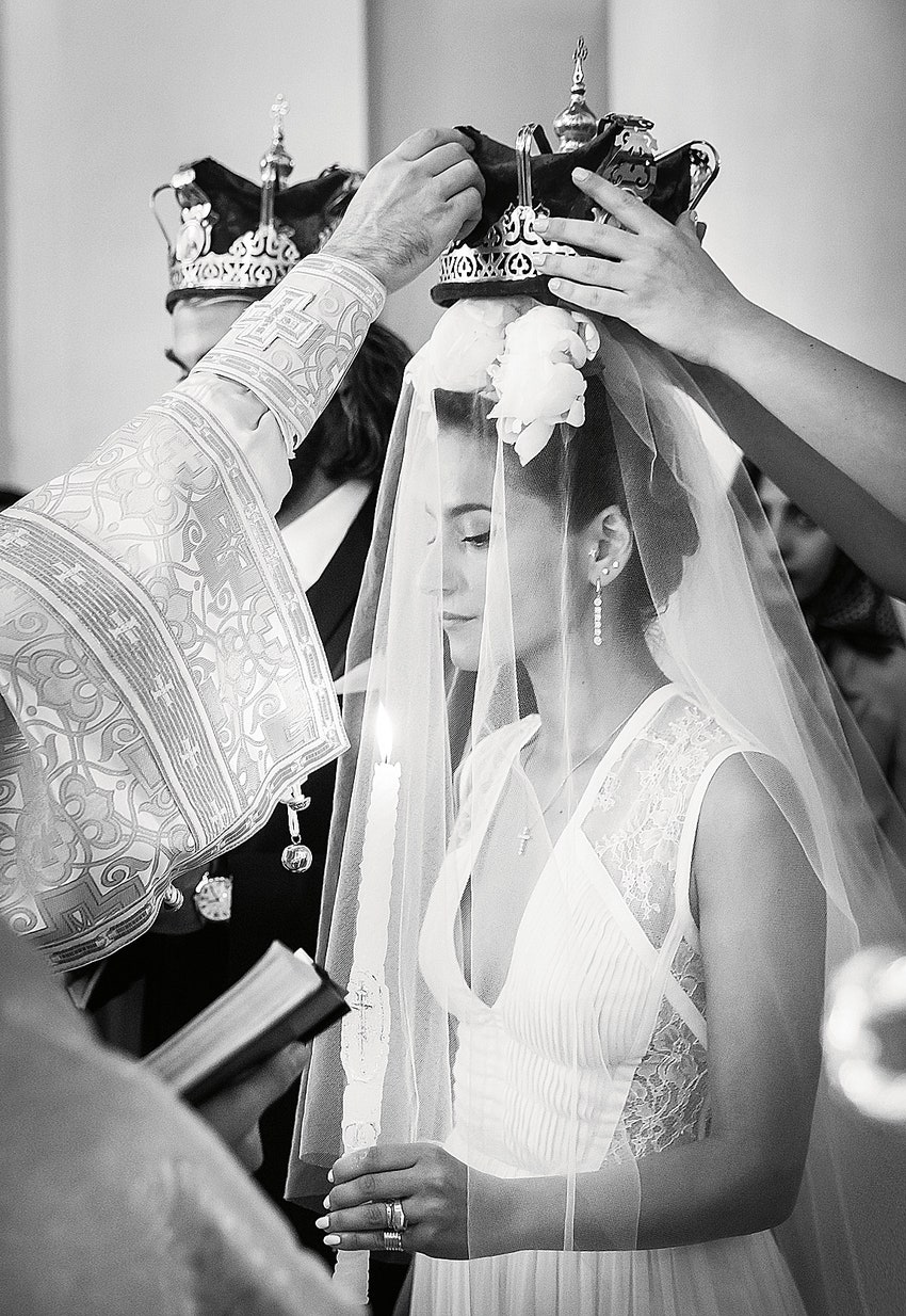 Невеста во время венчания в храме иконы Божьей Матери «Всех Скорбящих Радость» на Большой Ордынке