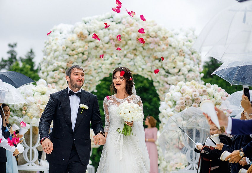 Жених в смокинге Tom Ford и невеста после церемонии в резиденции президента России замке Майендорф