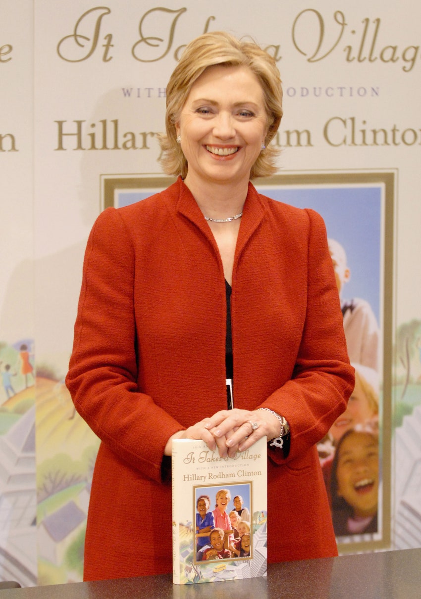 Хиллари Клинтон на презентации книги «Нужна целая деревня» 2006