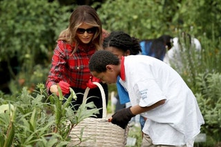 Мелания Трамп и дети из Boys and Girls Club в White House Kitchen Garden.