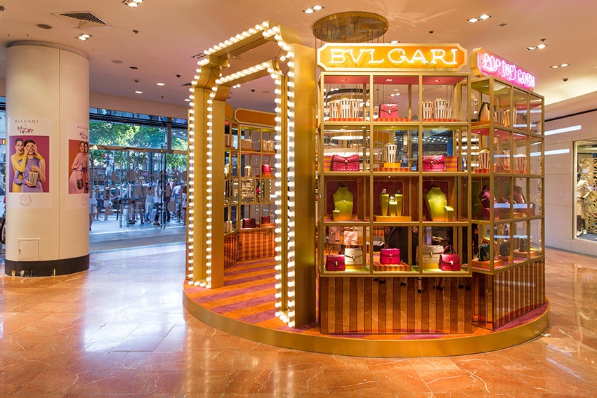 Bvlgari оформили витрины в Galeries Lafayette в стиле кинематографа 1960х годов