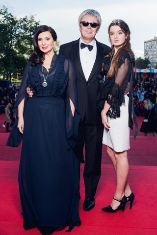 Екатерина и Александр Стриженовы с дочерью Александрой в платье Chanel.