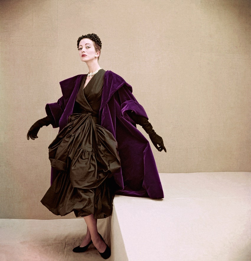 Пальто и платье Balenciaga в съемке для Vogue 1951.