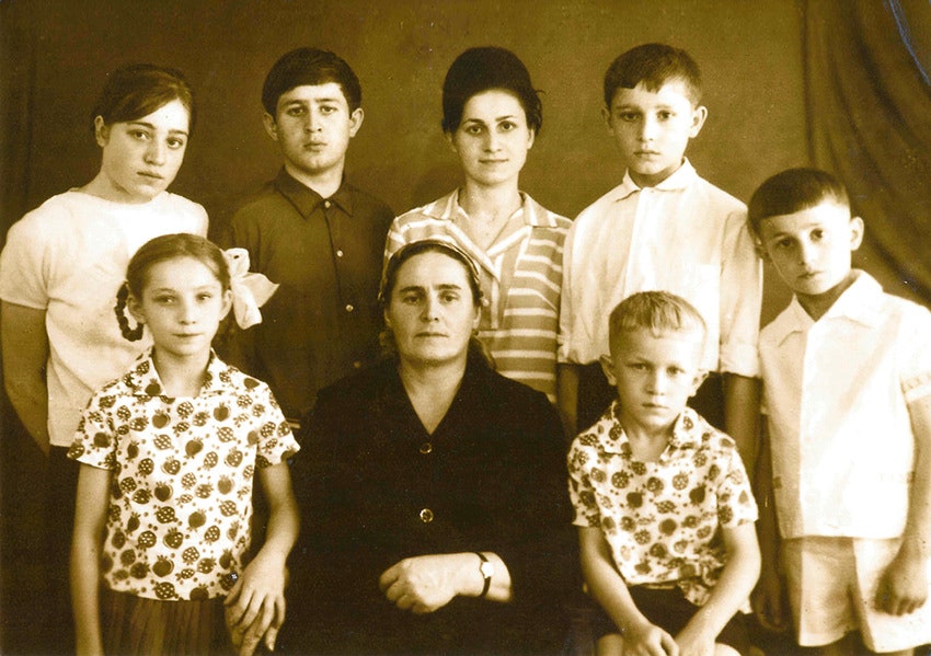 С мамой братьями и сестрами. Михаил крайний справа 1960е.