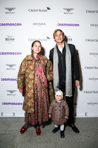 Ольга и Чарльз Томпсоны с дочкой.