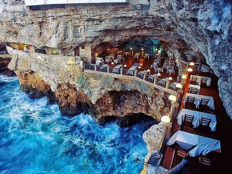 Ресторан отеля Grotta Palazzese в ПолиньяноаМаре