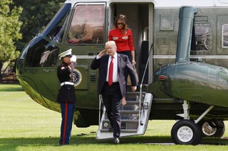 Дональд и Мелания Трамп приземлились на лужайку Белого дома.