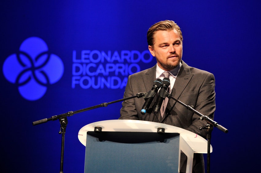 Леонардо ДиКаприо выступает на аукционе Leonardo DiCaprio's Foundation