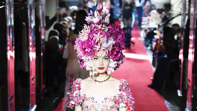 Показ Dolce  Gabbana Alta Moda фото с шоу в Милане