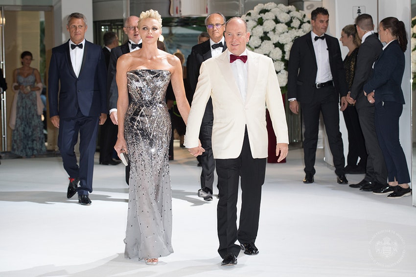 Княгиня Шарлен в блестящем комбинезоне Versace и князь Альбер II на балу Красного Креста в Монако